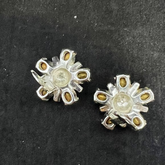 Vintage Rhodium Plated Rhinestone Floral Clip On Earrings (3292) - Picture 7 of 7